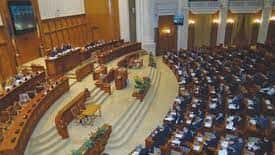 Comisiile de muncă şi buget-finanţe au votat pentru renunţarea la majorarea salariilor demnitarilor